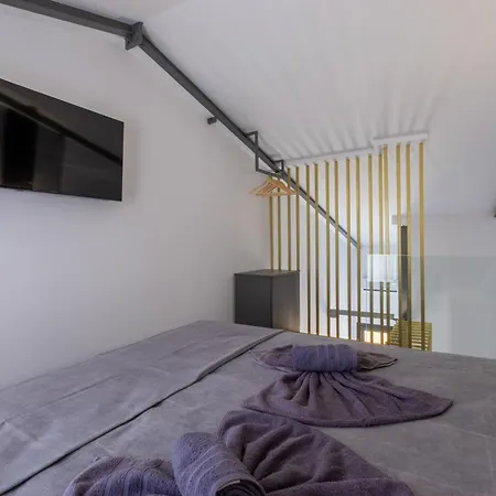 White Pampas Tiny Dioniszíu-part